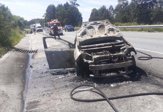 Incendiado un vehículo no punto quilométrico 555 da A-6 á altura do concello de Coirós